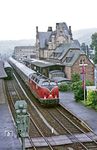 221 122 macht mit D 15136, der anlässlich des 2000-jährigen Stadtfestes von Trier verkehrte, Station im Bahnhof Gerolstein.  (17.09.1984) <i>Foto: Joachim Bügel</i>