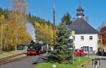 Im Dezember 1998 erwarb die IG Preßnitztalbahn die 99 4511 vom Holiday-Park in Haßloch, wo die Lok längere Zeit neben einem Imbiß ausgestellt war und arbeitete sie wieder für ihren Museumsbetrieb auf. Hier ist sie mit einem Sonderzug im Bahnhof Schlössel eingetroffen. (15.10.2017) <i>Foto: Andreas Höfig</i>