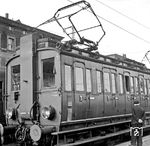ET 88 02 wurde im Oktober 1920 als "ET 1002 Breslau" (ab 1932: elT 1008, ab 1940: ET 88 02) beim Bw Nieder Salzbrunn/Schlesien in Dienst gestellt. Der Wagenkasten entsprach einem preußischen Abteilwagen der Bauart 1896. Da das Lüfteraggregat für die Fahrmotoren im Drehgestell befand, wurde zur Verbesserung des Luftansaugs um 1932 an den Stirnwänden mittig ein Luftkanal bis zum Dach angebaut, der hier gut zu erkennen ist. Im Frühjahr 1945 wurden die elektrischen Fahrzeuge der schlesischen Strecken vor der näherrückenden Kriegsfront über Böhmen evakuiert. ET 88 02 verschlug es nach Bayern, wo Reinhard Todt ihn in Regensburg Hbf antraf. (1953) <i>Foto: Reinhard Todt</i>