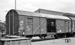 Zur beschleunigten Beförderung von Stückgütern konzipierte die Deutsche Reichsbahn in den 1930er Jahren ein Konzept, das als Stückgut-Schnellverkehr bekannt wurde. Der überwiegende Teil des Stückgut-Schnellverkehrs wurde mit sog. "Leig-Einheiten" abgewickelt. Die Anforderungen beschrieb die Reichsbahn wie folgt: Zur beschleunigten Bedienung des Stückgutverkehrs sind besondere Fahrzeugeinheiten (Leigeinheiten) zu beschaffen, die entweder in selbständigen leichten Güterzügen (Leig-Zügen) verkehren oder in Güterzüge zur Ersparnis von Kurswagen eingestellt werden. Sie bestehen entweder aus zwei gedeckten großräumigen Güterwagen (Gl) oder aus einem Gepäckwagen und einem gedeckten großräumigen Güterwagen, die nach Beseitigung der sich gegenüberliegenden Stirnwände durch Kurzkupplung, Übergangsbrücke und Faltenbälge so verbunden sind, dass die Laderäume beider Wagen einen Raum bilden. Aufnahme in Stuttgart-West. (1966) <i>Foto: Burkhard Wollny</i>