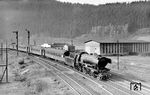 23 014 erreicht mit D 81 aus Siegen den Bahnhof Altenhundem. (02.05.1951) <i>Foto: Carl Bellingrodt</i>
