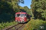 Zu nostalgische Bahnreisen entlang der Ruhr lädt auf der mittleren Ruhrtalbahn zwischen Bochum-Dahlhausen und Hagen nicht nur die 38 2267 des Eisenbahnmuseums Bochum-Dahlhausen ein, sondern auch diese zweiteilige Schienenbusgarnitur, die hier durch den Wald bei Blankenstrein knattert. (15.10.2017) <i>Foto: Ralf Opalka</i>