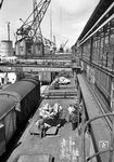 Nach der Währungsreform begann auch im Hamburger Hafen der Aufschwung. Gerade werden eingepackte Rinderhälfen aus Übersee direkt in Kühlwagen verladen.  (21.06.1948) <i>Foto: Walter Hollnagel</i>