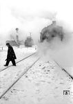 Rangierbetrieb im winterlichen Bahnhof Hamburg-Langenfelde mit Loks der Baureihen 74, 78 und 94. Heute wird bekanntermaßen bei solchen Wetterlagen der Betrieb gleich eingestellt. (27.02.1958) <i>Foto: Walter Hollnagel</i>