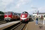 Während 601 016 als Sonderzug Dsts 80549 nach Arnsberg bereitsteht, überholt im Bahnhof Neheim-Hüsten 218 145 mit E 3491 (Dortmund – Messinghausen).  (22.09.1984) <i>Foto: Wolfgang Bügel</i>