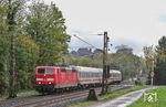 Durch das regnerische Bergische Land ist 181 213 mit PbZ 2470 (Frankfurt - Dortmund) bei Solingen unterwegs. (27.10.2017) <i>Foto: Joachim Bügel</i>