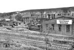 Blick in das Bw Altenkirchen (Westerwald) mit 94 919 (vorne). Der Schuppen wurde in den Jahren 1897/98 von der KED Frankfurt auf der linken Seite der Ausfahrgleise in Richtung Flammersfeld erichtet. Die Baukosten beliefen sich damals auf 124.500.- M.  (1951) <i>Foto: Fischer</i>