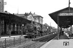 Am Karsamstag 1957 erreichen 38 3098 (Bw Crailsheim) und 01 130 (Bw Würzburg) mit einem Eilzug den Bahnhof Osterburken. (20.04.1957) <i>Foto: Autor unbekannt</i>