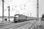 E 18 10 (Bw Stuttgart-Rosenstein) war mit D 528 "Wörthersee-Express" (Frankfurt/M - Klagenfurt) bei Tamm/Wü etwas zu schnell für den Fotografen. (16.08.1955) <i>Foto: Helmut Röth *</i>