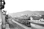 50 626 (Bw Frankfurt/M-2) fährt mit einem gedeckten Güterzug, der überwiegend aus zweiachsigen, der von 1910 bis 1927 gebauten Güterwagen der Verbandsbauart nach Musterblatt A2 besteht, durch den Bahnhof Weinheim. (17.07.1955) <i>Foto: Helmut Röth *</i>