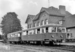 DR 186 028 (ex VT 135 539, ex GHWE Nr. 61) im Bahnhof Bismark/Altmark auf der Strecke Hohenwulsch - Kalbe (Milde). Gebaut wurde der Triebwagen 1940 von der Dessauer Waggonfabrik für die Gardelegen-Haldensleben-Weferlinger Eisenbahn (GHWE). Er gehörte zu den größten Triebwagen von Klein- und Privatbahnen mit 7.000 mm Achsstand und 13.470 mm Länge über Puffer und war für ausreichend Traglastentransport in den Vorräumen konzipiert. Die Vorräume besaßen Außentüren von 750 mm lichter Weite, die durch zusätzlich herausklappbare Wandteile auf 1000 mm lichte Weite vergrößert werden konnten. Wie bei Nebenbahnfahrzeugen üblich, wurde der in Fahrtrichtung hintere Einstiegsraum als zusätzlicher Gepäck- und Traglastenraum mit verwendet. Dafür konnte der Fahrschalter mit einem Rollladen verschlossen werden. (10.06.1974) <i>Foto: Joachim Claus</i>