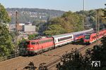 Bei Wuppertal-Sonnborn liefern sich 113 267 mit dem ICE-Ersatzzug IC 2862 (Hamm - Bonn) und 422 026 auf der S 8 (Hagen - Mönchengladbach) ein Wettrennen. (12.10.2010) <i>Foto: Joachim Bügel</i>