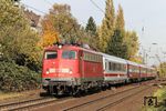 115 383 mit dem ICE-Ersatzzug IC 2862 (Hamm - Bonn), der ausnahmsweise über die Güterzugstrecke geleitet wurde, in Opladen. Am Zugschluss läuft noch 110 205 mit. (29.10.2010) <i>Foto: Joachim Bügel</i>