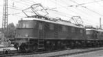 E 18 14 und eine unbekannte Schwesterlok im Bahnhof Prien am Chiemsee. (09.05.1962) <i>Foto: Ron Amberger</i>