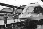 Werbung mit zwei DB-Hostessen für den anstehenden Planbetrieb mit der Baureihe 403 in Frankfurt Hbf. Der Einsatz als Intercityzug begann am 26. September 1974 und endete bereits wieder am 27. Mai 1979. Der unflexible und kostspielige Betrieb eines nur vierteiligen Zuges und die Einführung der zweiten Wagenklasse im Intercity 1979 machten die Triebzüge überflüssig. Am bekanntesten wurde die Baureihe später durch ihren Einsatz als "Lufthansa-Airport-Express" von 1982 bis 1993. (19.03.1974) <i>Foto: Joachim Claus</i>