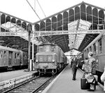 Inspiriert von den Gotthard-Maschinen baute Brown Boveri zwischen 1933 und 1942 drei Serien von E-Loks mit Buchli-Antrieb für die Pariser Eisenbahngesellschaft in Orléans (PO), die 1938 in die SNCF aufging. Wegen ihres unterschiedlichen Aussehens bekamen die Serien unterschiedliche Spitznamen. Die erste Serie, zu der auch die hier gezeigte 2D2 5520 gehörte, hieß umgangsprachlich "Schweinsnase". Das Bild entstand im Bahnhof Tarbes  auf der Strecke Toulouse - Bayonne.  (21.05.1974) <i>Foto: Joachim Claus</i>