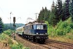 118 020 passiert mit D 302 (Nürnberg - Berlin) das Einfahrsignal von Steinbach/Wald. Die Lok wird bis Probstzella am Zug bleiben.  (23.07.1976) <i>Foto: Wolfgang Bügel</i>