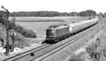 1978 lagen die Vorserien-E10 auch in den letzten Zügen. An einem Sonntagmorgen brachte die Nürnberger 110 005 einen Nahverkehrszug von Ludwigsstadt nach Nürnberg. Nun unterquert sie den Frankenschnellweg (A 73) in Höhe des Einfahrsignals von Vach, nördlich von Fürth.  (27.08.1978) <i>Foto: Ludger Kenning</i>