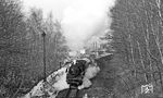 58 3030 passiert mit einem Güterzug von Glauchau nach Meerane das Ausfahrsignal von Dennheritz. (02.1976) <i>Foto: Burkhard Wollny</i>