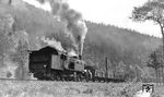 96 002 von der Lokstation Rothenkirchen (Ofr) schiebt noch mit bayerischer Beschilderung als "5752" einen Güterzug auf der Frankenwaldbahn kurz hinter Probstzella nach. Die Lokstation Rothenkirchen wurde erst im September 1926 zum Bw erhoben. (1925) <i>Foto: DLA Darmstadt (Bellingrodt)</i>