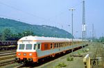 Als Betriebsversuch auf der stilllegungsgefährdeten Strecke Köln – Gummersbach - Meinerzhagen wurden im Jahre 1984 mehrere Bn-Wagen ("Silberlinge") mit einer modernen Innenausstattung versehen. Gleichzeitig erhielten die Fahrzeuge eine neue orange/lichtgraue Außenlackierung, zusammen mit den dort eingesetzten Fahrzeugen der Baureihe 218, die extra vom Bw Hagen-Eckesey auf die Oberbergische Bahn zugeführt wurden. Mit Beginn des Winterfahrplans am 30.09.1984 wurde die neue Zuggattung in Betrieb genommen, die ersten Wagen stehen am Eröffnungstag in Hagen-Eckesey bereit. (30.09.1984) <i>Foto: Wolfgang Bügel</i>