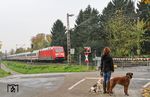 101 011 passiert mit IC 2028 (Nürnberg - Kiel) den Bü Wilzhauser Weg in Solingen-Ohligs - und da sagt man immer, bei solchem Wetter kann man keinen Hund hinter dem Ofen vorlocken. (08.11.2017) <i>Foto: Joachim Bügel</i>