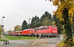 115 198 (mit 101 029) mit PbZ 2470 (Frankfurt - Dortmund), der ungewöhnlicherweise "PUMA"-Wagen von DB-Regio mit sich führte, am Bü Wilzhauser Weg bei Solingen. (08.11.2017) <i>Foto: Joachim Bügel</i>
