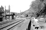 01 058 (Bw Hannover) nähert sich mit einem Schnellzug dem Schrankenposten 143a bei Hannoversch Münden.  (05.1958) <i>Foto: Winfried Gronwald</i>