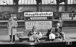 Bahnsteigszene in Hamburg Hbf, entstanden mit dem untrüglichen Blick für solche Motive von Walter Hollnagel aus einem Zugfenster. (06.06.1958) <i>Foto: Walter Hollnagel</i>