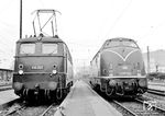 Die damaligen Standardloks im hohwertigen Reisezugverkehr bei der DB treffen in Würzburg Hbf aufeinander. V 200 034 (Baujahr 1956, auch in Würzburg stationiert) und E 10 257 (Baujahr 1963) vom Bw Hamburg-Eidelstedt.  (22.10.1967) <i>Foto: Dieter Kempf</i>
