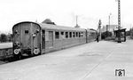 Der französische "Michelin"-Zug, ein Ultraleichtbauzug, dessen Wagenkästen aus Aluminium bestand, war zu Vorführ- und Versuchszwecken im Sommer 1951 auf DB-Gleisen unterwegs. Das Bild entstand im Bahnhof Neuss. (07.1951) <i>Foto: A. Dormann, Slg. W. Löckel</i>