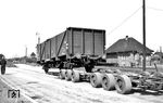 Absetzen eines O-Wagen vom Culemeyer-Straßenroller auf ein Gleis am Heidelberger Güterbahnhof. (25.03.1957) <i>Foto: Helmut Röth *</i>