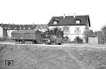 Der Culemeyer-Straßenroller hat in Heidelberg Gbf einen Gs-Wagen übernommen und bringt ihn zum Empfänger. Die Deutsche Bundesbahn beendete die Zustellung von Güterwagen mit Straßenrollern im Jahr 1987. Die meisten Straßenroller und Zugmaschinen wurden an private Unternehmen verkauft, die danach den Straßenroller-Betrieb selber durchführten. (25.03.1957) <i>Foto: Helmut Röth *</i>