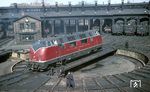 V 200 046 wendet auf der imposanten 23m Doppeldrehscheibe im Bw Hamburg-Altona, damals wohl die neueste Lok im Bestand des Bw Altona. (06.06.1958) <i>Foto: Walter Hollnagel</i>