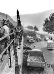 Am 12. Oktober 1951 riss die Feuerbüchse der 42 1893 wegen Wassermangels zwischen Klotten und Cochem auf. Die Lok bespannte den 1533 t schweren und 118 m langen Kokszug Dg 6562 nach Frankreich zwischen Koblenz und Ehrang. Die Zugladung landete u.a. auf der parallel zur Moselstrecke liegenden Bundesstraße 49, zwischen den Lkw ist das Führerhausdach der 42 1893 zu erkennen. Das Lokpersonal überlebte den Unfall nicht. (13.10.1951) <i>Foto: A. Dormann, Slg. W. Löckel</i>