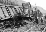 Die zerstörten Wagen des 1533 t schweren und 118 m langen Kokszug Dg 6562 nach Frankreich nach dem Kesselzerknall der 42 1893. (13.10.1951) <i>Foto: A. Dormann, Slg. W. Löckel</i>