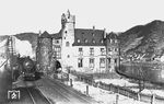 93 187 vor P 2468 aus Koblenz am Schloß Gondorf an der Mosel. Der Straßenbauwahn der 1970er Jahre führte dazu, dass die Bundesstraße 416 heute mitten durch das Schloß führt.  (15.03.1953) <i>Foto: Carl Bellingrodt</i>