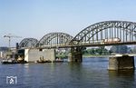 103 176 überquert mit D 347 (Köln - Berlin) die Rheinbrücke zwischen Neuss und Düsseldorf-Hamm. Mit dem Bau der Ost-West-Bahn ab 1984 verschwand die alte Brücke und wurde durch einen Neubau ersetzt, dessen Fundamente im Rhein bereits gesetzt wurden. (17.10.1984) <i>Foto: Wolfgang Bügel</i>
