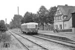 Der 1952 bei Talbot in Aachen gebaute VT 1 hält gegen 13.10 Uhr als Zug 5 nach Puffendorf im Bahnhof Koslar, der auf halber Strecke zwischen Jülich und Puffendorf lag.  (06.08.1960) <i>Foto: Gerd Wolff</i>