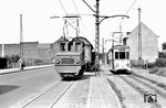 In Düren (DEAG) begegnen sich E-Lok Nr. 4 (Baujahr 1946) und Tw 16 (Zweitbesetzung) auf dem Weg nach Birkesdorf. (22.08.1960) <i>Foto: Gerd Wolff</i>