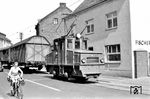 Lok 4 (eine ehemalige Stuttgarter Trümmerlok) mit einem Rollwagen-Güterzug in Düren, wobei sich die Lok klingelnd durch die Straßen fahrend, Respekt vor dem Straßenverkehr verschaffte. (22.08.1960) <i>Foto: Gerd Wolff</i>
