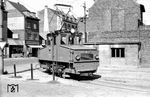 Lok 4 biegt in Düren auf den Betriebshof der DEAG ab. Die 1946 von ME/BBC gebaute Lok war anfangs als Trümmerlok in Stuttgart unterwegs. Beachtenswert sind auch die einklappbaren Profilstäbe an der Lok. (22.08.1960) <i>Foto: Gerd Wolff</i>