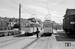 Der Tw 11 in Zweitbesetzung (rechts) war 1955 von der Straßenbahn Moers - Homberg zur DEAG gekommen. Hier steht er in Birkesdorf zur Abfahrt nach Düren bereit. Links wartet der Tw 14 auf Abfahrt nach Inden.  (22.08.1960) <i>Foto: Gerd Wolff</i>
