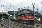 Anlässlich des Jubiläums "50 Jahre Rheingold" pendelte eine Museumsgarnitur mit der Heidelberger 160 005-5 rund um Köln, hier bei der Ausfahrt aus dem Hauptbahnhof. (16.04.1978) <i>Foto: Peter Schiffer</i>