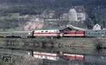 118 215 (V 180 215) begegnet vor dem Schnellzug Katzhütte - Dresden der im Bahnhof Uhlstädt wartenden 110 350. (18.04.1978) <i>Foto: Peter Schiffer</i>