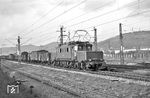 E 93 11 vom Bw Kornwestheim fährt mit einem bunt gemischten Güterzug durch Heidelberg-Kirchheim. (12.04.1957) <i>Foto: Helmut Röth *</i>