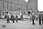 Der verunfallte und entgleiste Tw 59 der Straßenbahn Heidelberg in Heidelberg. (20.04.1957) <i>Foto: Helmut Röth *</i>