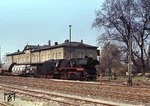 58 3006-2 durchfährt vor einem Güterzug den Bahnhof Ronneburg an der Strecke Gera - Glauchau. (20.04.1978) <i>Foto: Peter Schiffer</i>