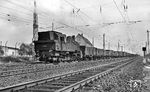 Die Aschaffenburger 94 1199 schiebt einen Güterzug in Aschaffenburg an. Ob sie tatsächlich bis über die Spessartrampe an dem Zug blieb, oder nur beim Anfahren aus dem Aschaffenburger Rangierbahnhof nachhalf, konnte nicht geklärt werden. Die Fahrleitung hängt zwar schon, der elektrische Betrieb wurde drei Wochen nach dieser Aufnahme am 26. September 1957 aufgenommen. (02.09.1957) <i>Foto: A.E. Durrant</i>