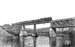 Nicht 74 845, wie Carl Bellingrodt vermerkte, sondern 74 538 vom Bw Neckarelz überquert mit P 2362 eine Notbrücke über den Neckar bei Neckargemünd.  (13.07.1953) <i>Foto: Carl Bellingrodt</i>